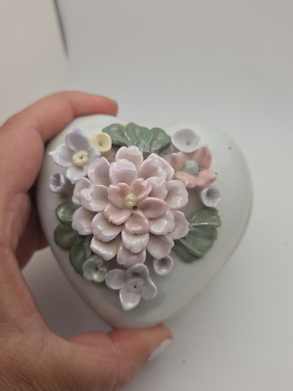Vintage Iridescent Heart Trinket Box Lusterware Porcelain 3D Sculpted Flower Lid - Picture 6 of 9